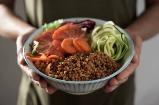 Insalata di lenticchie e zucchine con olio di noci: una ricetta fresca e sana